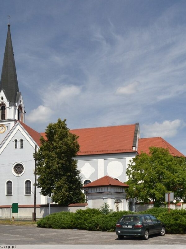 Kościół Nawiedzenia Najświętszej Maryi Panny w Łączniku - poznaj zabytki w okolicy Zamku w Mosznej